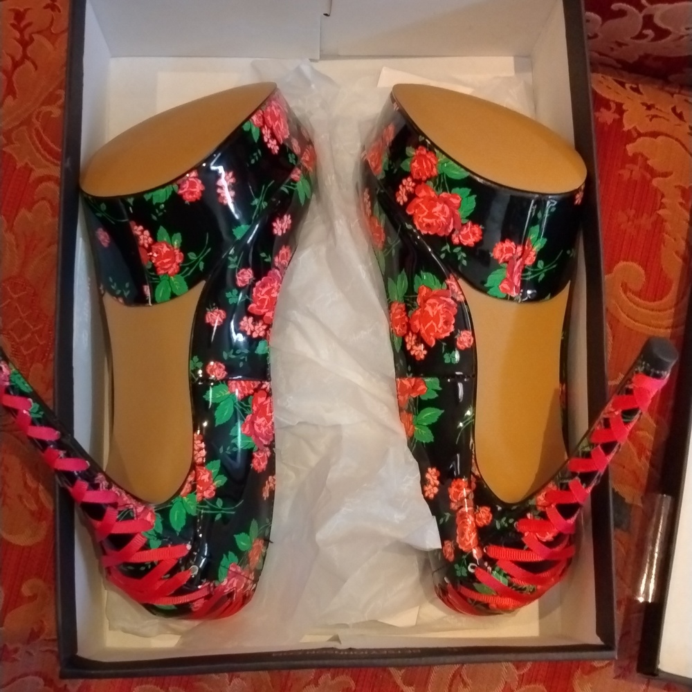 Betsey Johnson Black Floral Patent Platform Pumps - Picture 4 of 5